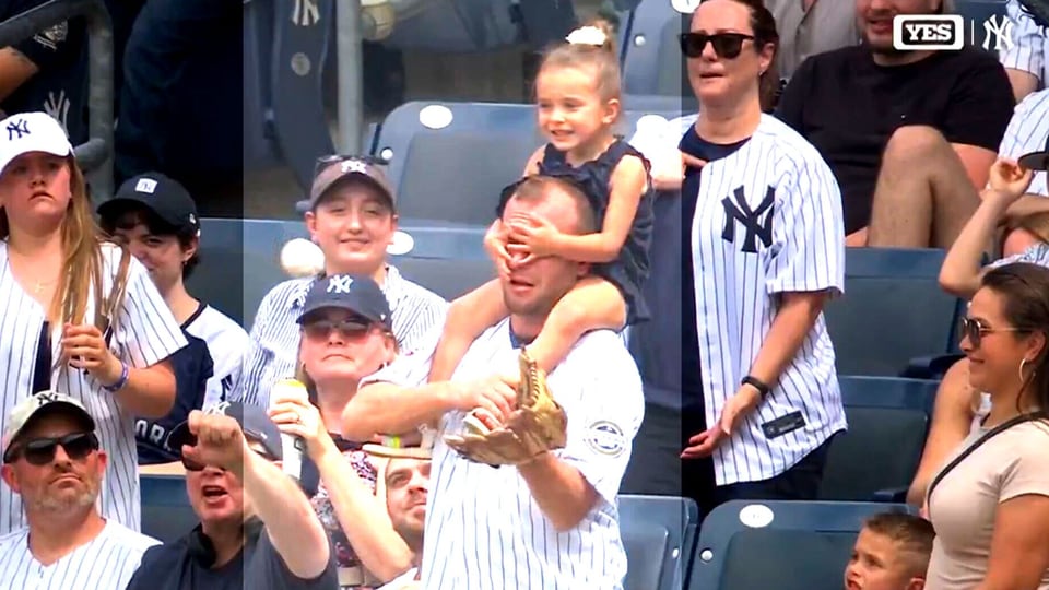 Dad makes successful no-look catch at baseball game
