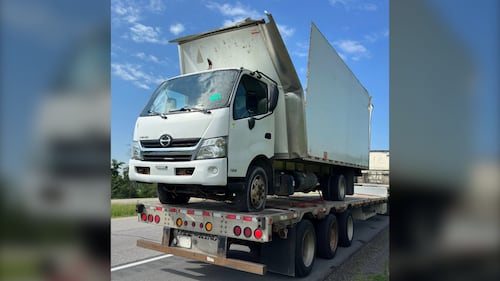 Truck strikes overpass on Hwy. 401 in eastern Ontario 