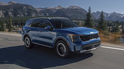 Edmunds three-row hybrid SUV test: Kia Sorento vs Toyota Highlander